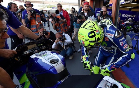 MotoGp, ecco il nuovo casco di Valentino Rossi: c'è la grande scritta "Mugiallo"