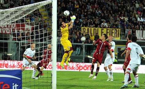 Serie B Livorno, agguato ultrà: Pinsoglio preso a pugni