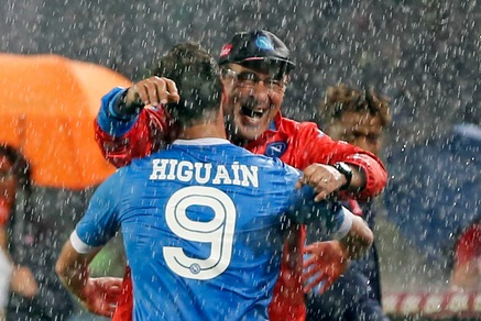 Calciomercato, il Napoli urla: «Giù le mani da Higuain»