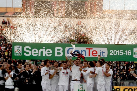 Serie B, il Cagliari campione alza la coppa
