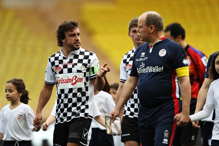 Il GP di Monaco inizia giocando a calcio sotto gli occhi di Ranieri