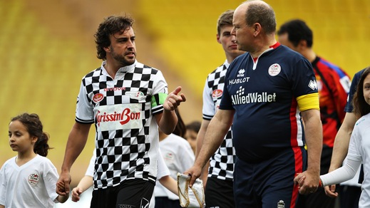 Il GP di Monaco inizia giocando a calcio sotto gli occhi di Ranieri