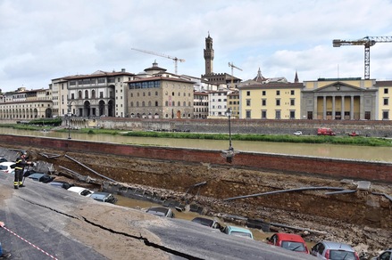 Firenze, voragine sul Lungarno: le immagini sono impressionanti