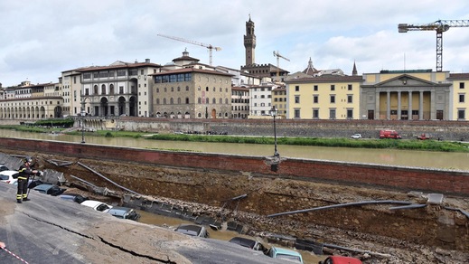 Firenze, voragine sul Lungarno: le immagini sono impressionanti