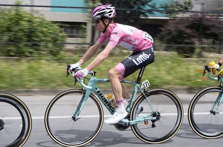 Giro d'Italia: cade la maglia rosa, a terra anche Zakarin