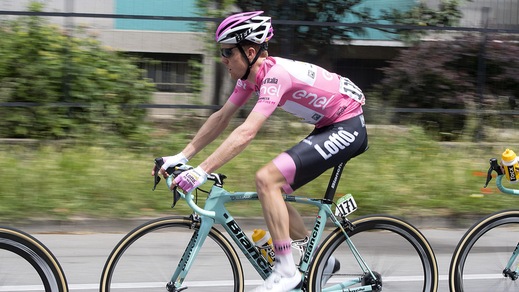 Giro d'Italia: cade la maglia rosa, a terra anche Zakarin