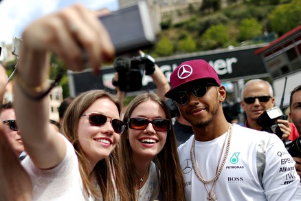 Formula 1, Gp Monaco: Hamilton assediato dalle fan