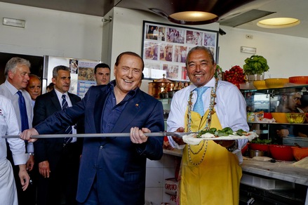Berlusconi a Napoli: il Cavaliere versione pizzaiolo!