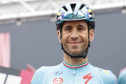 Giro d'Italia, Nibali vince la 19ª tappa e piange: «Dopo quello che ho passato»