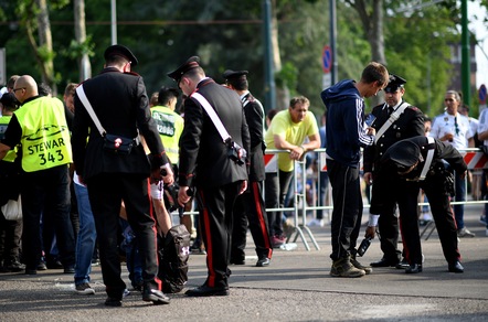 Champions League: i controlli di sicurezza fuori dallo stadio San Siro