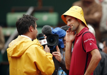 Roland Garros, Djokovic ruba il cappello all'intervistatore