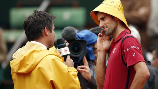 Roland Garros, Djokovic ruba il cappello all'intervistatore