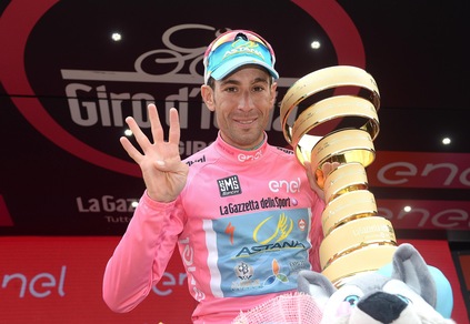 Nibali, festa al Quirinale. Donata a Mattarella una maglia rosa