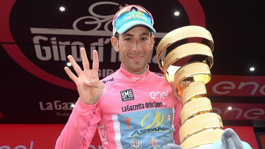Nibali, festa al Quirinale. Donata a Mattarella una maglia rosa