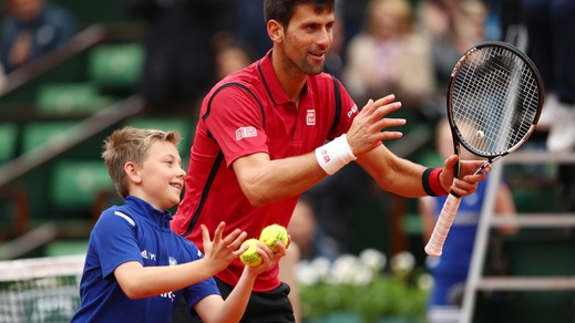 Roland Garros, Djokovic festeggia la semifinale con il raccattapalle