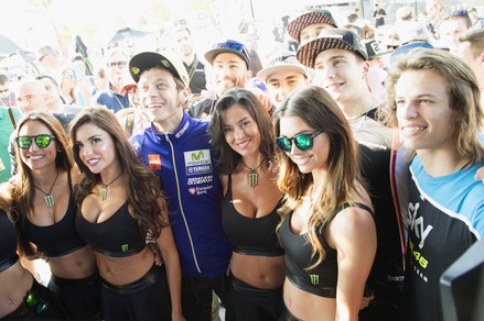 MotoGp, al Montmelò Valentino Rossi presenta il suo videogioco: ci sono anche le grid girls