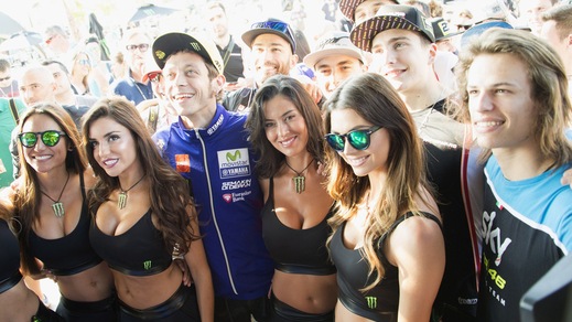 MotoGp, al Montmelò Valentino Rossi presenta il suo videogioco: ci sono anche le grid girls