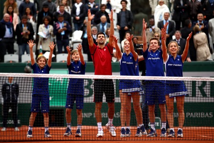 Roland Garros, Djokovic vola in finale ed esulta con i raccattapalle