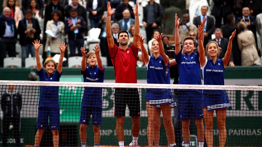 Roland Garros, Djokovic vola in finale ed esulta con i raccattapalle