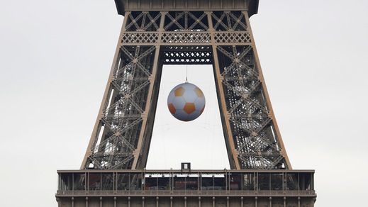 Euro 2016, la Torre Eiffel si prepara al torneo
