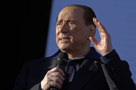 Berlusconi: «I cinesi mangiavano i bambini, dovrei dargli il Milan?»
