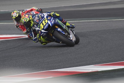 MotoGp, Rossi primo nel warm up