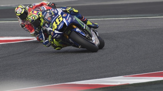 MotoGp, Rossi primo nel warm up