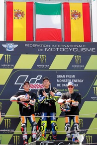 MotoGp Catalogna, sul podio l'omaggio a Salom: «Nei nostri cuori»
