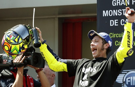 MotoGp, Rossi trionfa in Catalogna!