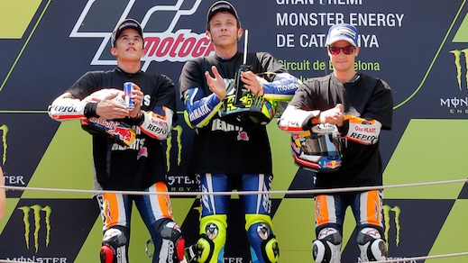 MotoGp Catalogna, sul podio l'omaggio a Salom: «Nei nostri cuori»