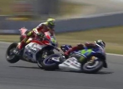 MotoGp, Iannone si scusa: «Mi spiace molto». Lorenzo: «Non impari mai»