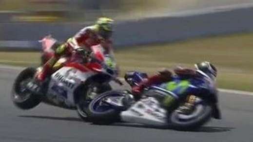 MotoGp, Iannone si scusa: «Mi spiace molto». Lorenzo: «Non impari mai»