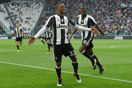 Calciomercato, ora è ufficiale: Evra ha rinnovato con la Juventus
