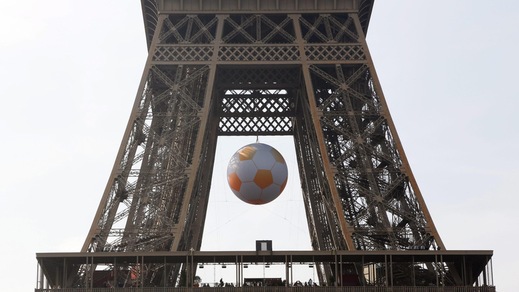 La Tour Eiffel e Parigi accolgono l'Europeo