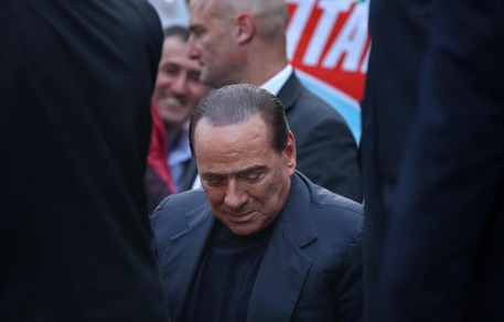 Milan, Berlusconi a pochi giorni dall'operazione al cuore: «Mi affido a Dio»