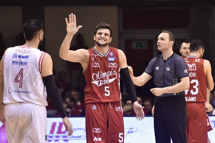 Basket, palla a Milano: il 3-2 su Reggio Emilia a 1,27