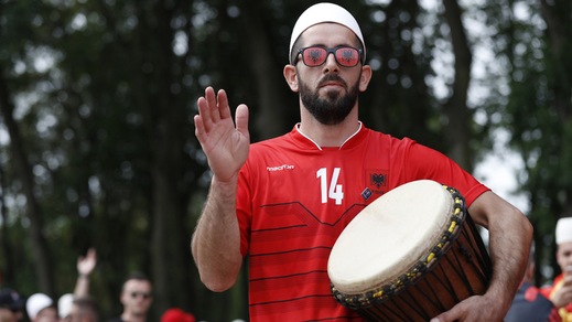 Euro 2016, i tifosi dell'Albania suonano la carica