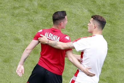 L'abbraccio dei fratelli Xhaka prima del match