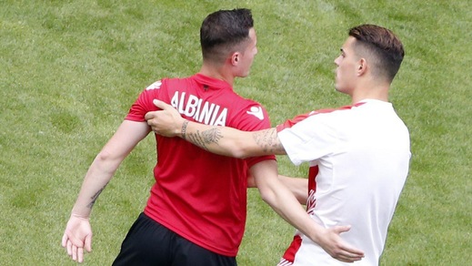 L'abbraccio dei fratelli Xhaka prima del match