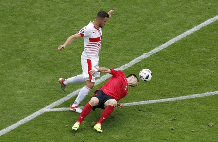 Cana, che fai? Fallo di mano da ultimo uomo, espulso in Albania-Svizzera