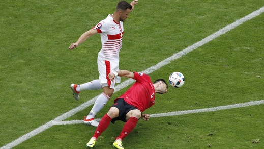 Cana, che fai? Fallo di mano da ultimo uomo, espulso in Albania-Svizzera