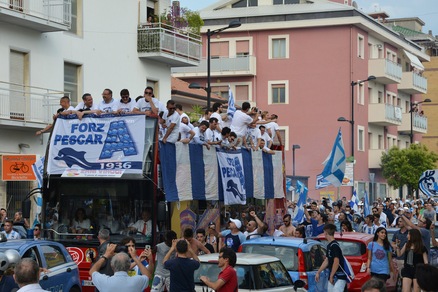 Il Pescara in Serie A: che festa sul bus scoperto!