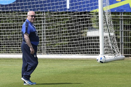 Euro 2016, Tavecchio palleggia in campo con gli Azzurri