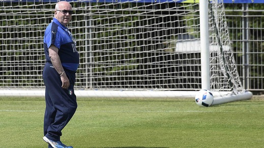 Euro 2016, Tavecchio palleggia in campo con gli Azzurri