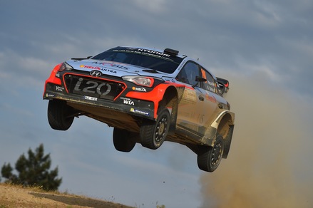 Rally, in Sardegna trionfa Neuville