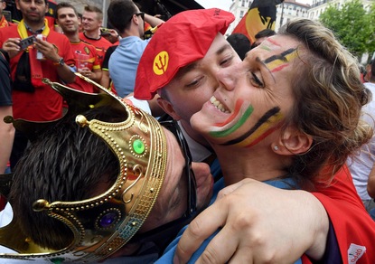 Euro 2016, altro che hooligans: Baci e abbracci tra belgi e italiani