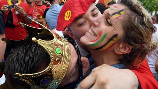 Euro 2016, altro che hooligans: Baci e abbracci tra belgi e italiani