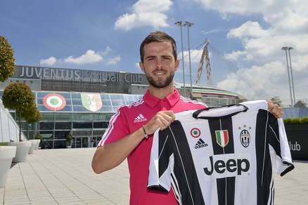 Calciomercato, Pjanic: «Ciao Roma, ti ricorderò sempre con affetto»