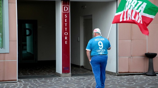 Berlusconi operato: a sostenerlo c'è anche un tifoso di Higuain