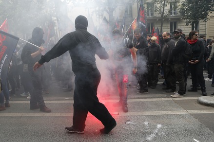 Euro 2016, scontri tra teppisti incappucciati e la polizia